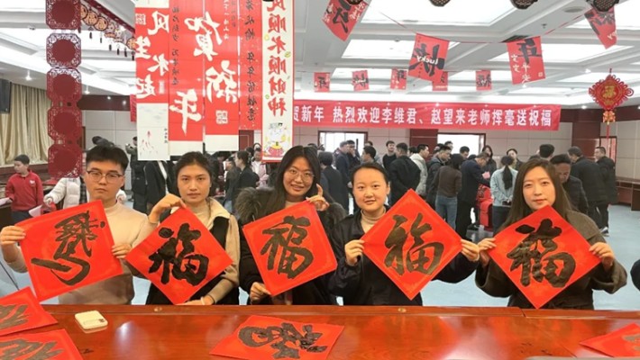 翰墨傳情迎新春 情系職工送祝?！b備公司開展“文化潤(rùn)年 情暖..
